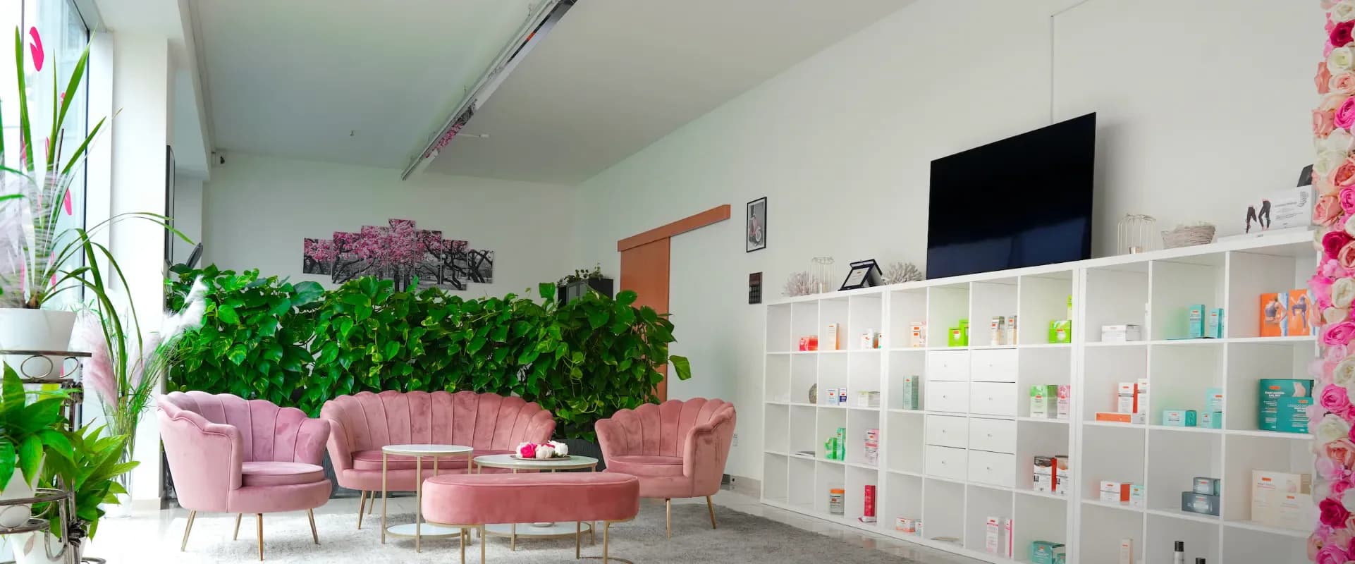 Prodejna Deadia Cosmetics v Praze s růžovými křesly a regály s kosmetikou